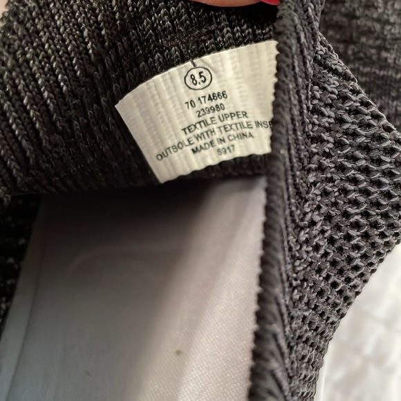 Tommy Bahama charcoal/black mesh tennis shoes in size 8 1/2 with pull on ease - Picture 5 of 6